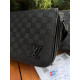 Сумка Louis Vuitton барсетка через плече чоловіча спортивна сумка Лв чорна шкіряна Луї Віттон месенджер LV через плече
