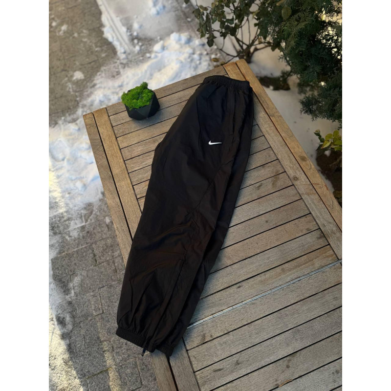 Чоловічі штани Nike Nocta Nylon чорні з білим логотипом чоловічі спортивні Найк Нокта штани на весну