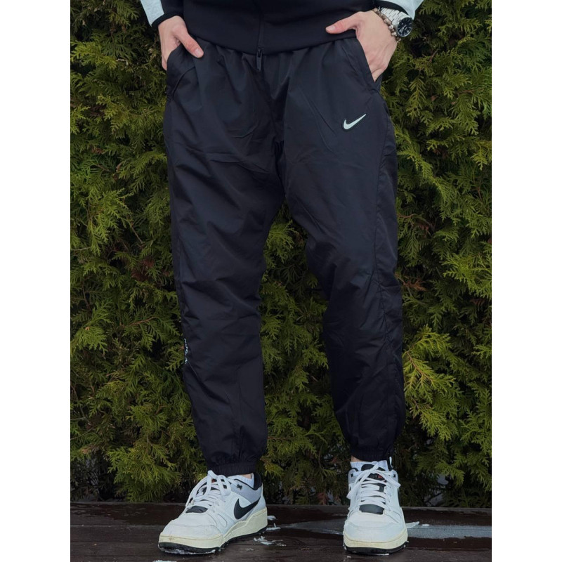 Чоловічі штани Nike Nocta Nylon чорні з білим логотипом чоловічі спортивні Найк Нокта штани на весну