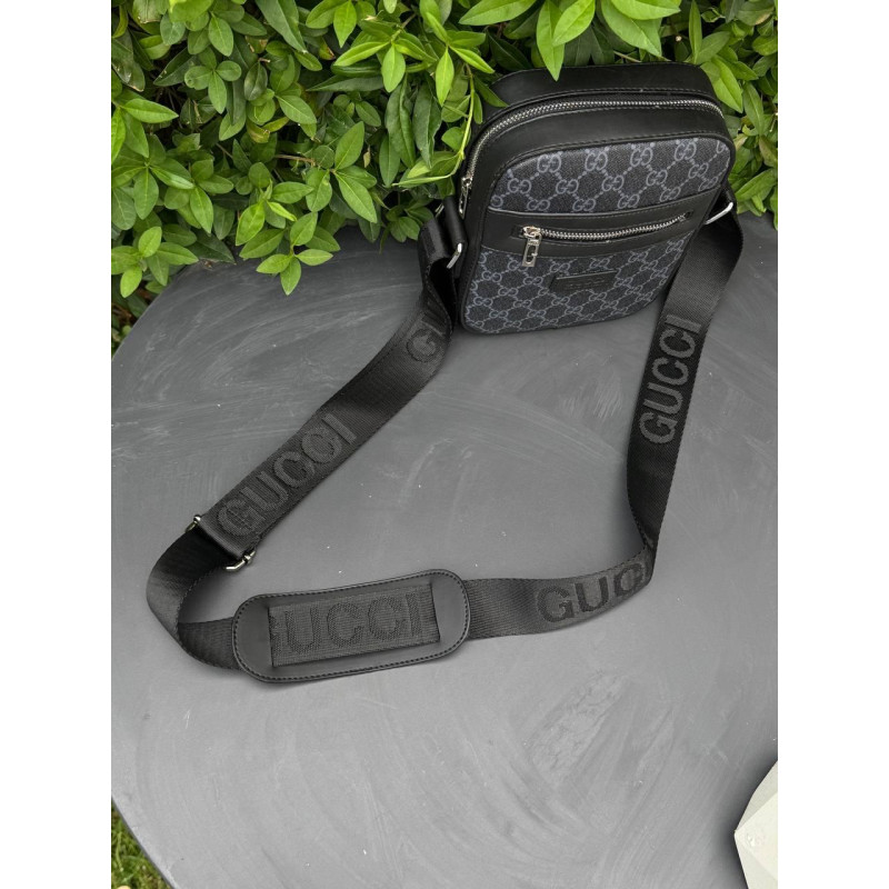 Чоловіча сумка через плече в стилі Gucci, компактна кроссбоді з екошкіри, 20×15 см, чорна, з логотипом