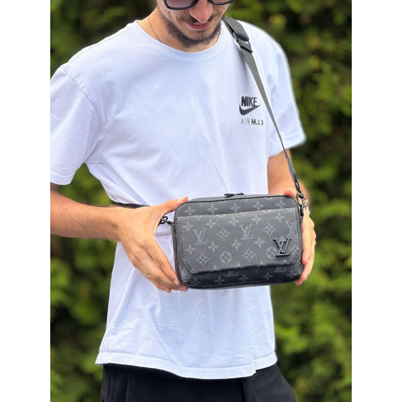 Чоловіча сумка через плече в стилі Louis Vuitton, компактна кросбоді 22 × 16 см з екошкіри, чорна з фірмовим принтом