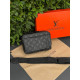 Чоловіча сумка через плече в стилі Louis Vuitton, компактна кросбоді 22 × 16 см з екошкіри, чорна з фірмовим принтом