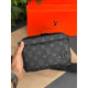 Чоловіча сумка через плече в стилі Louis Vuitton, компактна кросбоді 22 × 16 см з екошкіри, чорна з фірмовим принтом