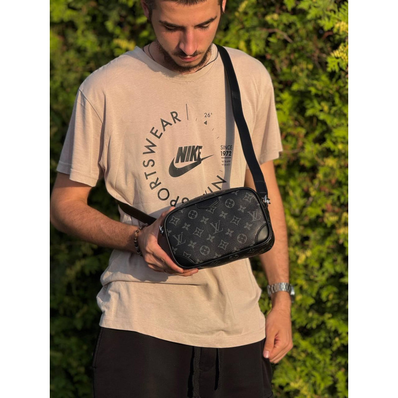 Чоловіча сумка через плече Louis Vuitton чорна, компактна кроссбоді з екошкіри 20×15 см, стильна барсетка з монограмою