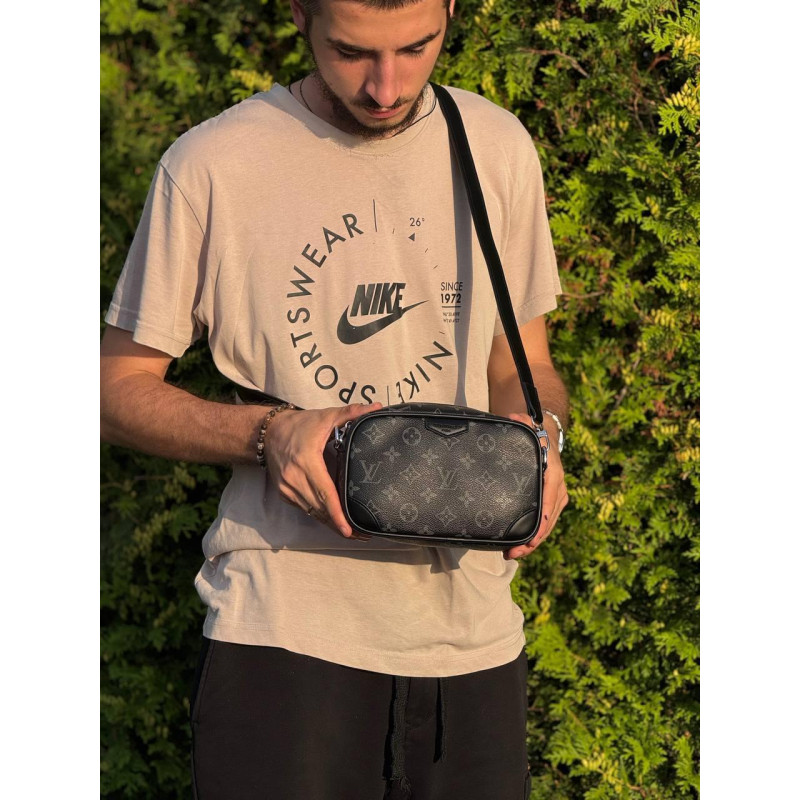 Чоловіча сумка через плече Louis Vuitton чорна, компактна кроссбоді з екошкіри 20×15 см, стильна барсетка з монограмою