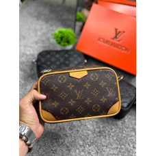 Чоловіча сумка через плече Louis Vuitton, коричнева, компактна кроссбоді з екошкіри 20×15 см, класичний дизайн з монограмою.