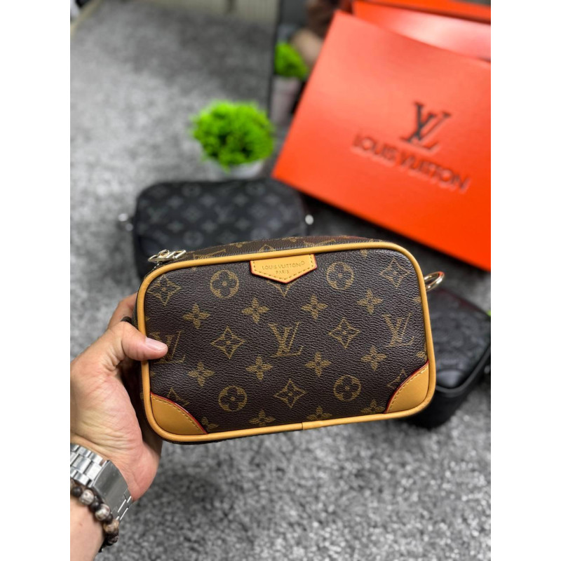 Чоловіча сумка через плече Louis Vuitton, коричнева, компактна кроссбоді з екошкіри 20×15 см, класичний дизайн з монограмою.